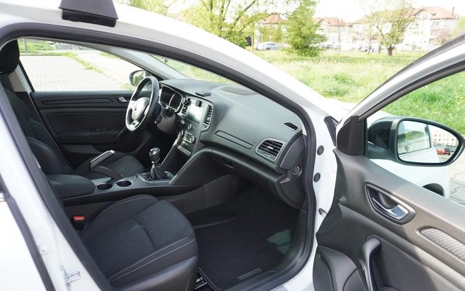 Renault Megane cena 58000 przebieg: 57400, rok produkcji 2019 z Gliwice małe 277